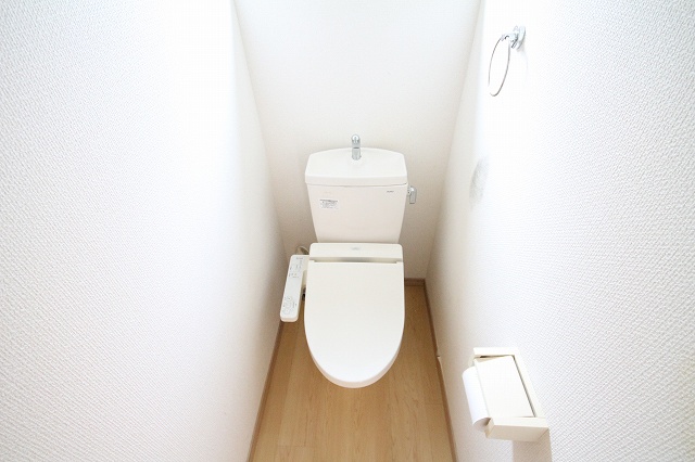 トイレ　落ち着いた色調のトイレです