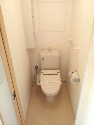 トイレ　落ち着いた色調のトイレです