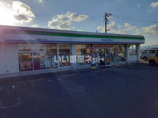 コンビニ　ファミリーマート 鈴鹿神戸七丁目店（コンビニ）まで21m