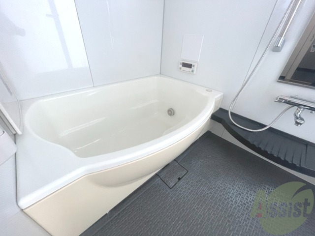 バス・シャワールーム　お風呂は広めでゆっくりできます。日々の疲れを癒してください。