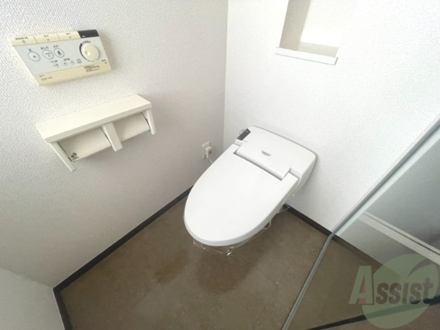 トイレ　嬉しいウォシュレット機能付きです。シャワートイレは便利ですね