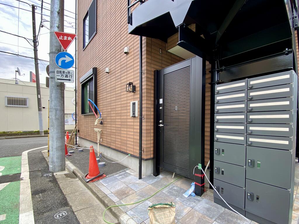 玄関　宅配ボックス付きで荷物の受け取りもスムーズです