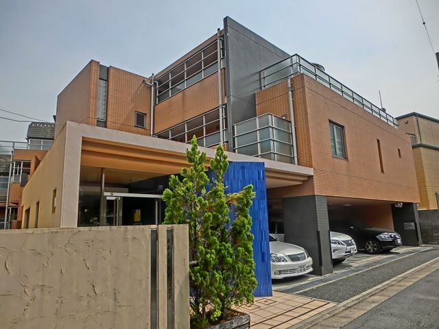 建物外観　閑静な住宅街にある低層マンション