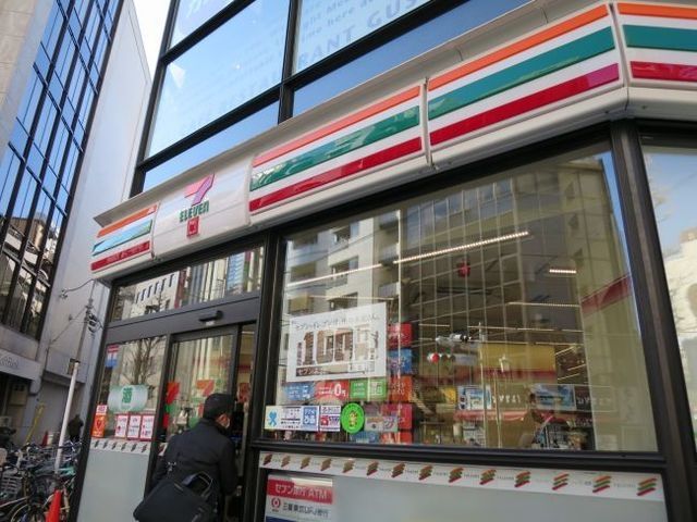 コンビニ　セブンイレブン新宿都税事務所前店（コンビニ）まで323m