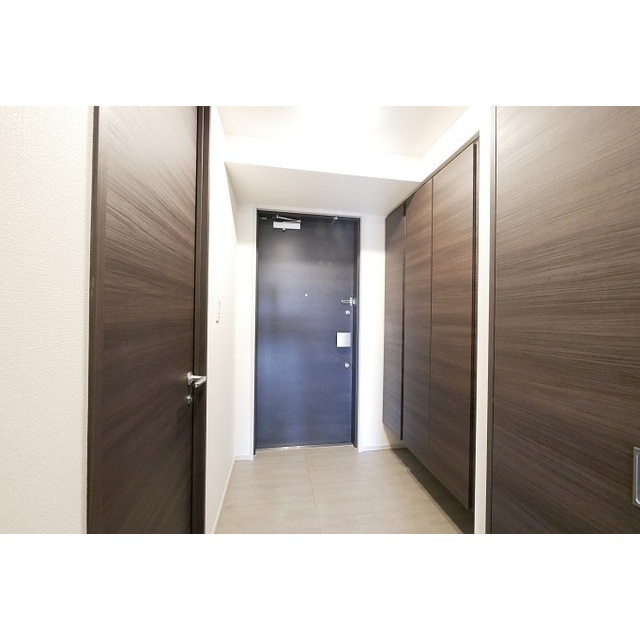 玄関　写真は同タイプ住居です。