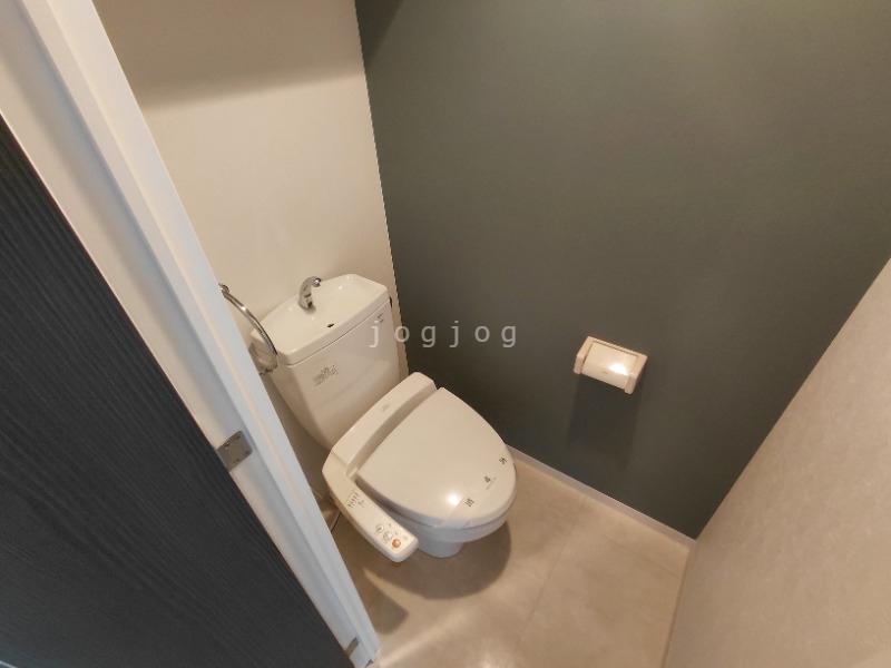 トイレ　嬉しい温水洗浄便座付きのトイレです。