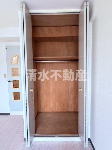 収納　収納量がしっかり確保できる大型クローゼットです