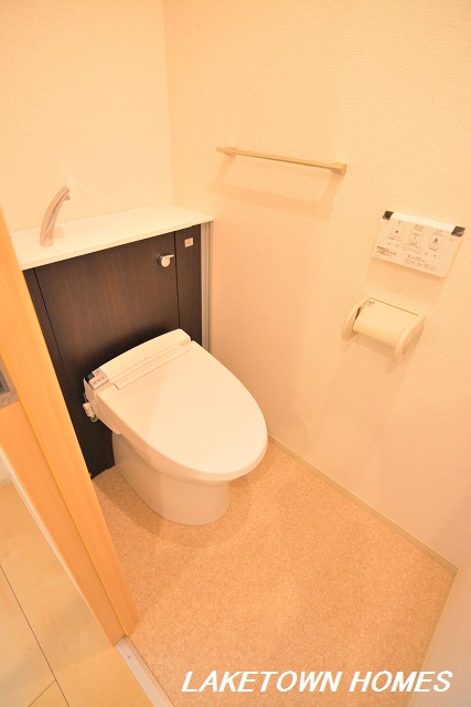 トイレ　温水洗浄便座付のトイレです。