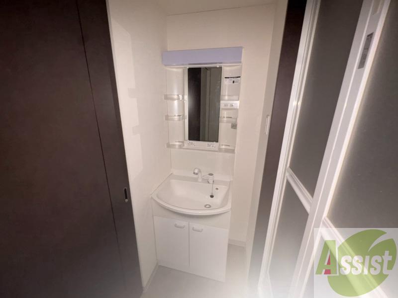 洗面設備　独立洗面台です。大きくてよいですね。シャンプーもできます。