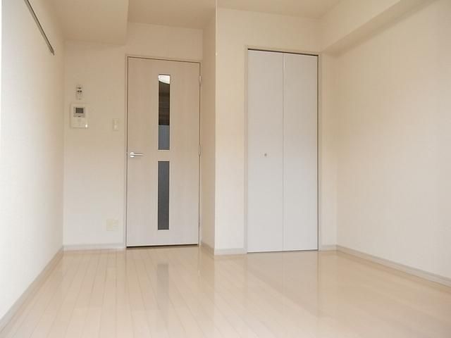 居室・リビング　バルコニー側から見たお部屋