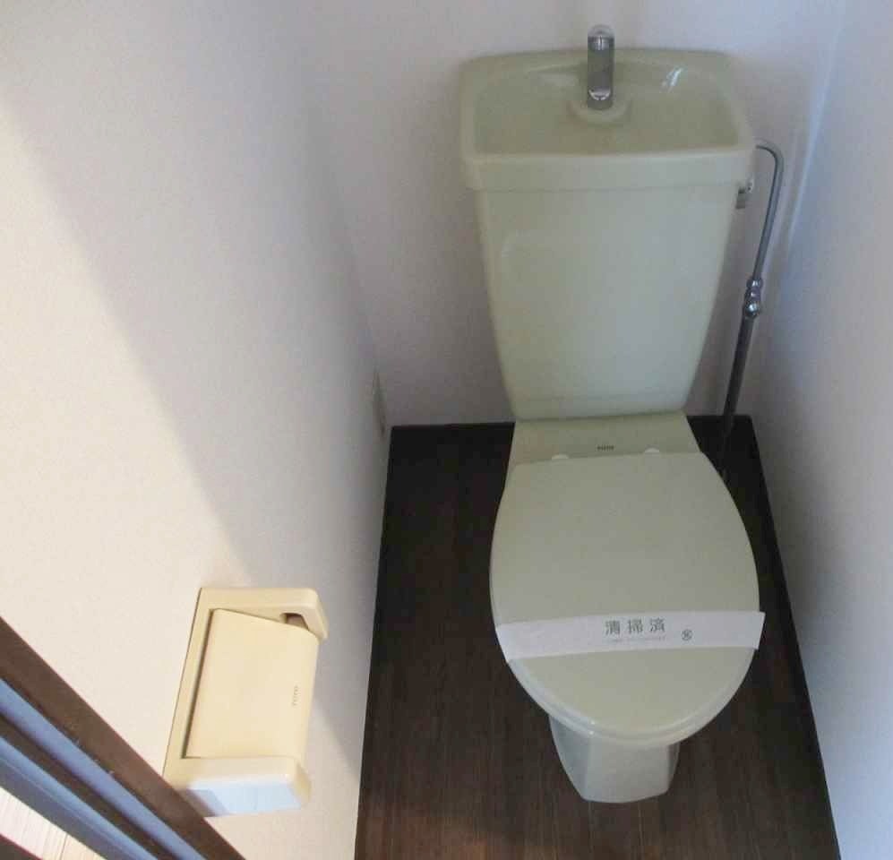地下鉄箱崎線 馬出九大病院前駅 徒歩12分 8階建 築36年のトイレ写真