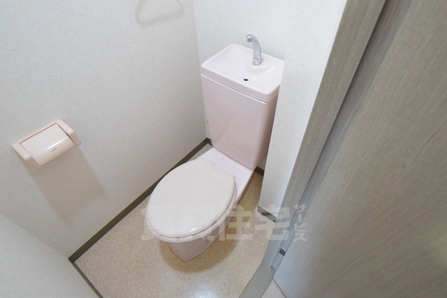 ＪＲ東西線 加島駅 徒歩3分 4階建 築28年のトイレ写真