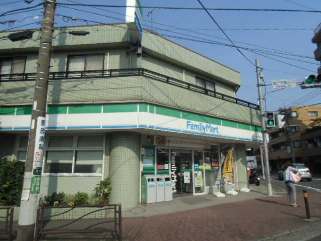 コンビニ　ファミリーマートかねひろ梶ケ谷店（コンビニ）まで150m