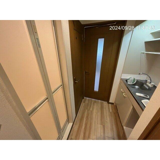 その他　玄関から洋室