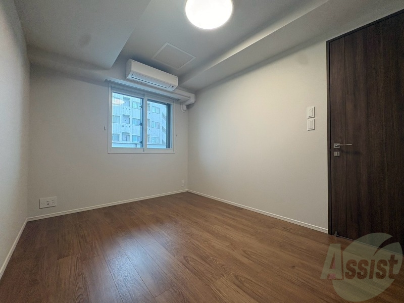 その他部屋・スペース　寝室はこちらです。光が差し込む、温かみのあるお部屋です。