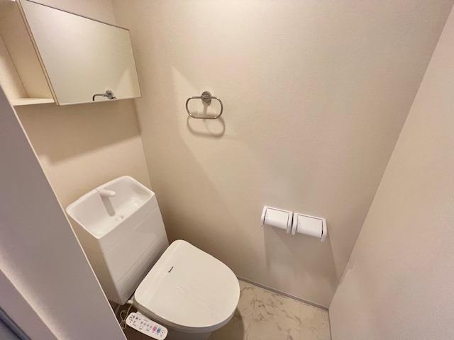 小田原市酒匂 アパートII期新築工事のトイレ写真