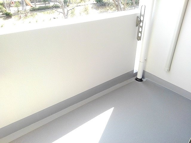 バルコニー　暖かな日差しのふりそそぐバルコニー