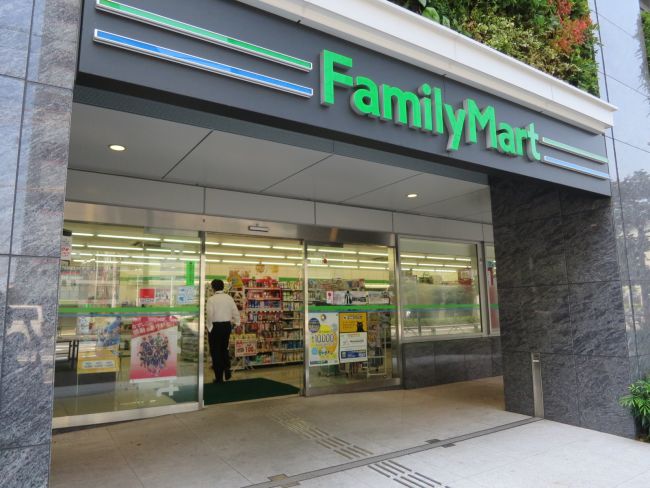 コンビニ　ファミリーマート港南四丁目店（コンビニ）まで440m