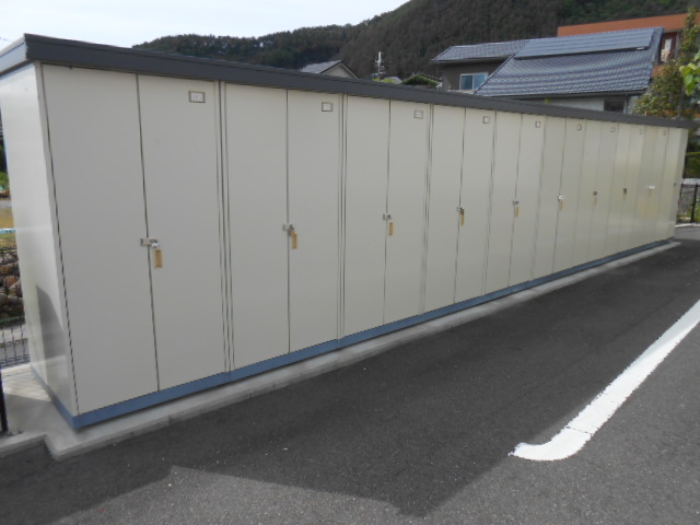 その他設備　各戸個別の屋外物置完備（冬用タイヤ等収納可能）