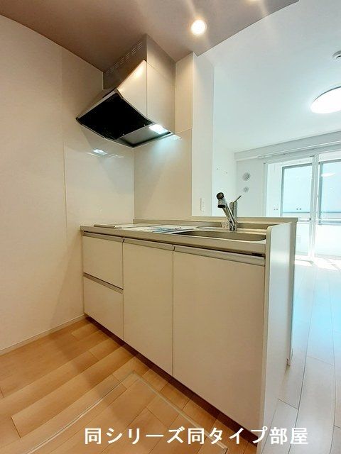 ＪＲ弥彦線 燕三条駅 徒歩14分 2階建 新築のキッチン写真