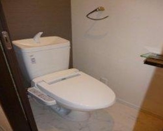 小田急線 千歳船橋駅 徒歩12分 2階建 築14年のトイレ写真