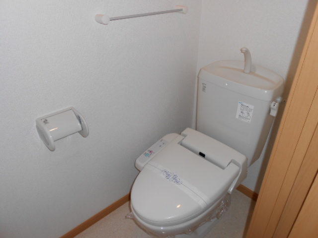 トイレ　温水洗浄便座完備・小物収納棚あり