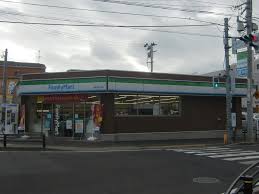 コンビニ　ファミリーマート宮町四丁目店（コンビニ）まで55m