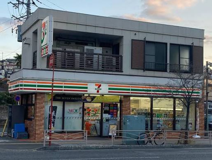 コンビニ　セブン-イレブン 横浜峰岡町店（コンビニ）まで550m