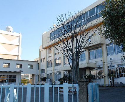 小学校　川口市立十二月田小学校（しわすだしょうがっこう）（小学校）まで764m