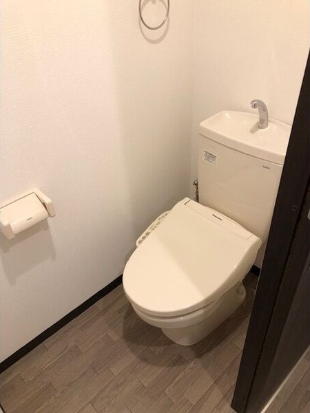 ＪＲ大阪環状線 福島駅 徒歩17分 9階建 築7年のトイレ写真