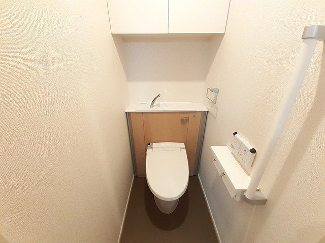 小田急線 登戸駅 徒歩6分 3階建 築8年のトイレ写真