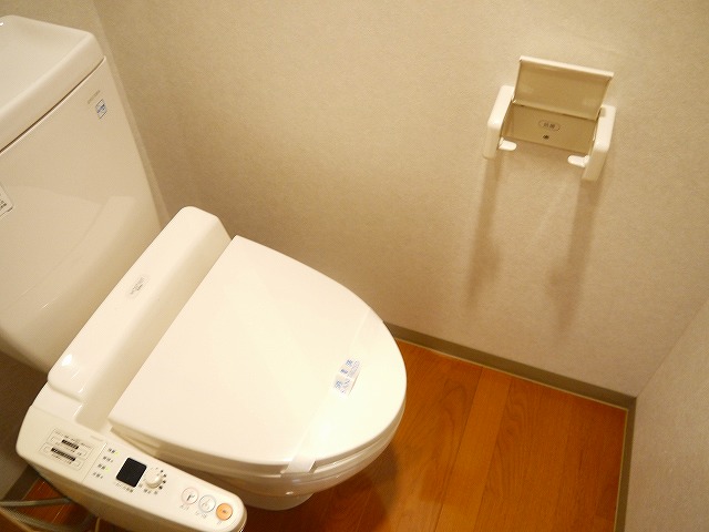 トイレ　落ち着いた色調のトイレです