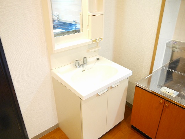 洗面設備　明るい洗面所です