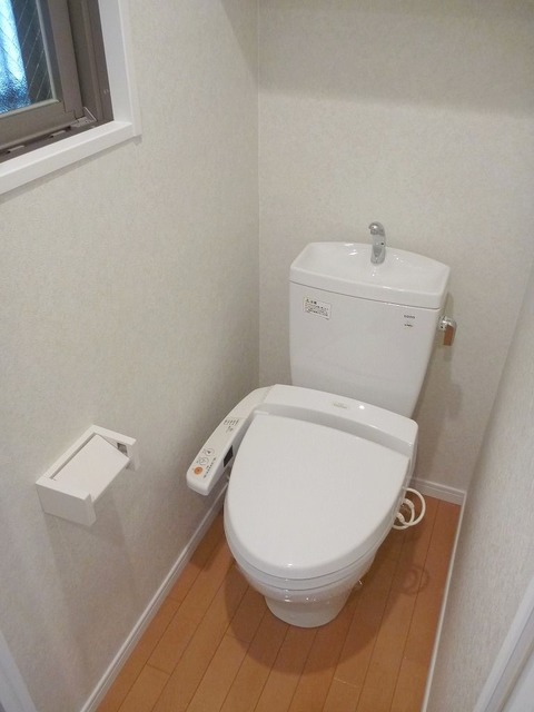 トイレ　トイレは嬉しい温水洗浄便座付き☆