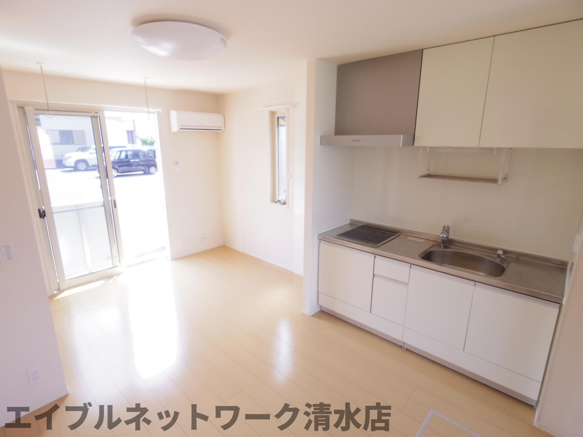 キッチン　コンパクトなキッチンで掃除もラクラク