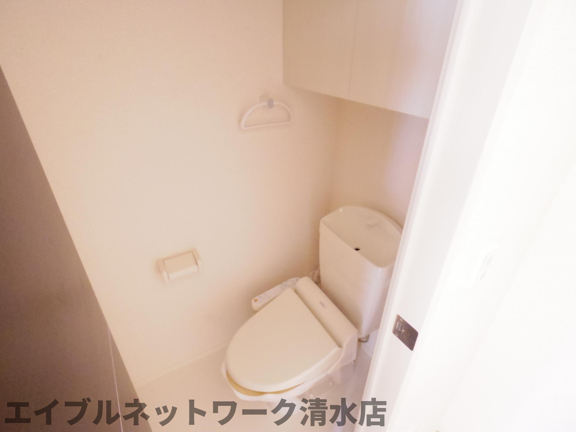 トイレ　落ち着いた色調のトイレです