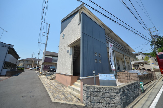 建物外観　★程よい緑に囲まれた、居心地の良い物件です★