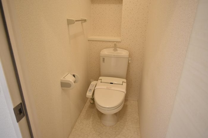 トイレ　落ち着いた色調のトイレです