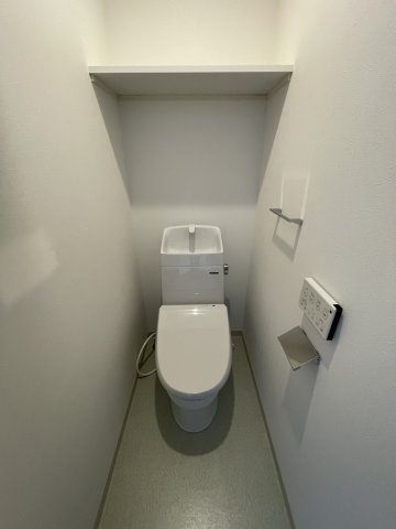 トイレ　イメージとして同マンション他部屋を表示しています