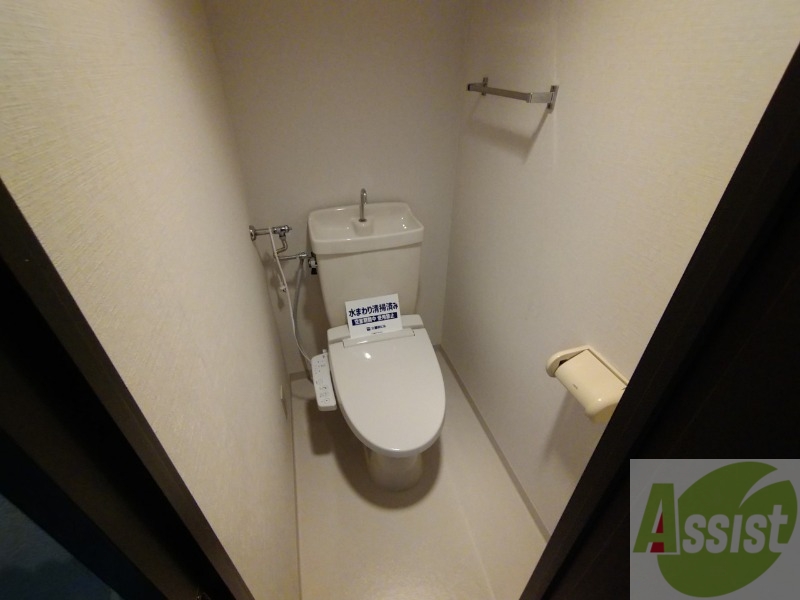 トイレ　ウォシュレット機能がついたトイレです。安心して使用できます。