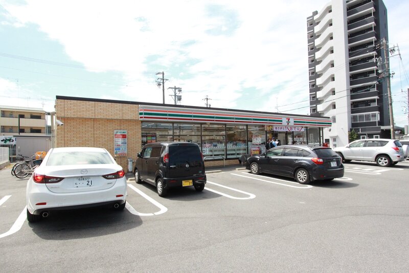 コンビニ　セブンイレブン名古屋草平町店（コンビニ）まで293m