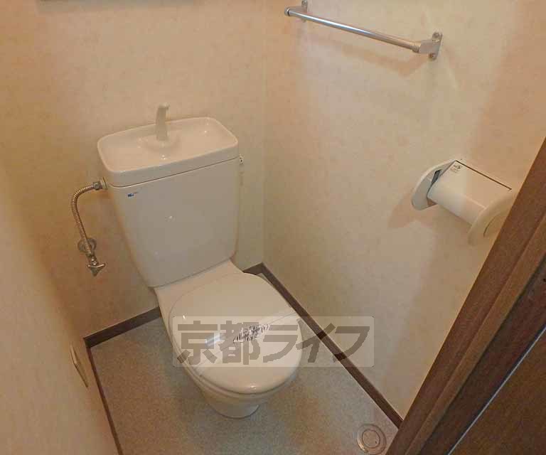 トイレ　トイレにコンセントあります。