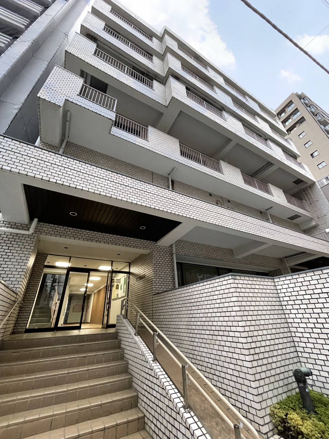 ニューハイツ湯島の建物外観