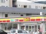 コンビニ　デイリーヤマザキ長岡京友岡店（コンビニ）まで100m