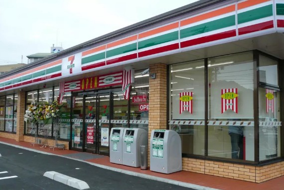 コンビニ　セブンイレブン横浜菊名駅前店（コンビニ）まで426m