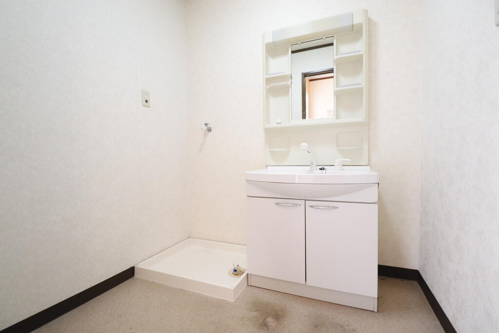 洗面設備　洗面台にトレイが付いているので整理整頓しやすい♪