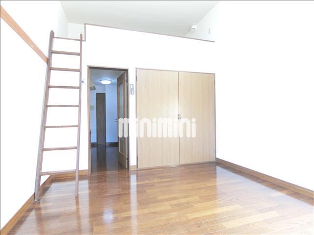 居室・リビング　ロフト付きで天井の高い洋室です。