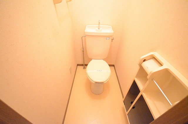 トイレ　別号室の写真です。