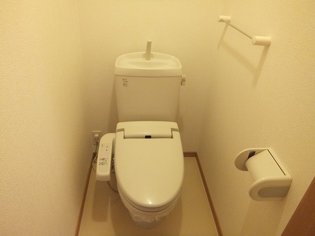 トイレ　温水洗浄便座付き♪