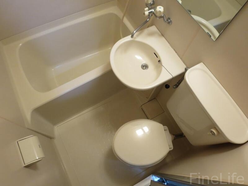 バス・シャワールーム　お手洗いもお湯で流せて清潔な３点ユニットバス